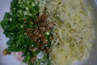 韭菜丁，土豆丁，葱末，肉丁和油，放在一起搅拌均匀