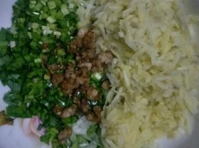 韭菜丁，土豆丁，葱末，肉丁和油，放在一起搅拌均匀