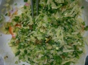 加入酱油和盐搅拌均匀