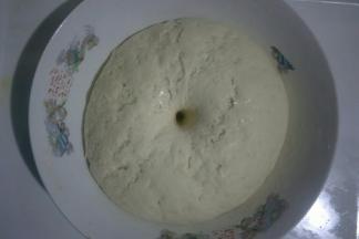 醒发好的面团是原来的2倍大左右，指头戳洞不回缩即可