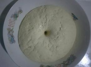 醒发好的面团是原来的2倍大左右，指头戳洞不回缩即可