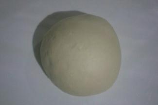 放在案板揉成光滑面团，可加适量干面粉防粘