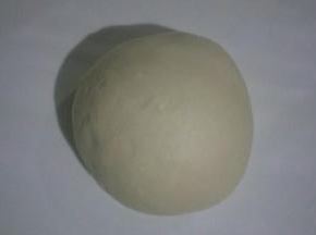 放在案板揉成光滑面团，可加适量干面粉防粘