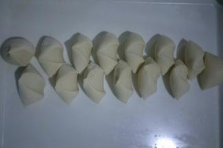 把面团搓长均分成自己喜欢的大小，我分了14个