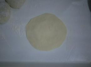 小面团整理成圆形，用擀面杖擀成中间厚周边薄的面皮
