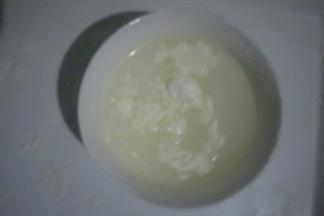 辅料中的面粉和水搅拌均匀