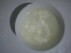 辅料中的面粉和水搅拌均匀