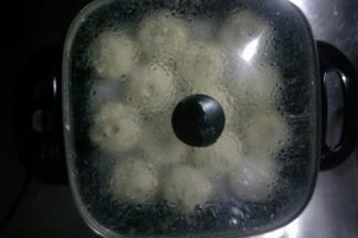 锅中倒油，油热后关火，放入包子每个之间留出一点小距离，开中火，倒入刚才调好的面粉水，盖锅盖蒸20~22分钟左右.关火闷3~5分钟即可