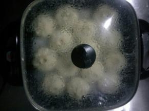 锅中倒油，油热后关火，放入包子每个之间留出一点小距离，开中火，倒入刚才调好的面粉水，盖锅盖蒸20~22分钟左右.关火闷3~5分钟即可