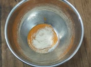 我们先把蒸熟的南瓜搅打成泥，放置温热，加入酵母搅拌均匀，让它自然溶解