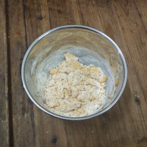 加入面粉，用筷子挑成絮状