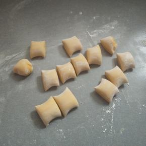 将面团排气搓成长条，分成小份，撒上干粉防粘