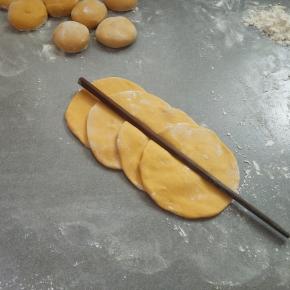 用筷子朝中间压出一条印