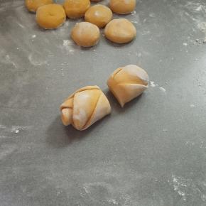 再从用筷子压出印的地方一切为二，成了两朵玫瑰