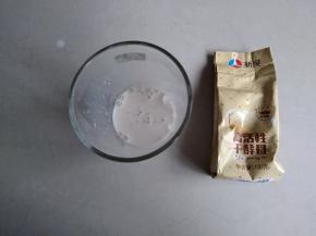 将牛奶隔热水加温到30几度，倒入酵母和糖，搅拌至溶解