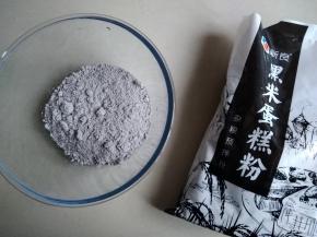 面粉、苏打粉和盐倒入和面盆里，拌均匀