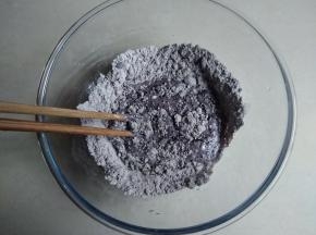 倒入玉米油和牛奶酵母液，搅拌均匀