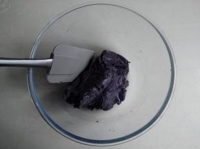 用刮刀将它们压拌成团