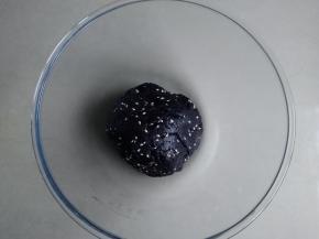 揉匀，揉成面团，盖上保鲜膜，在室温下静置30分钟