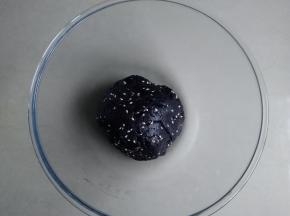 揉匀，揉成面团，盖上保鲜膜，在室温下静置30分钟