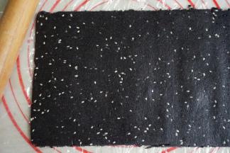 用擀面棍将面团擀成薄面片，可以垫张保鲜膜更容易操作