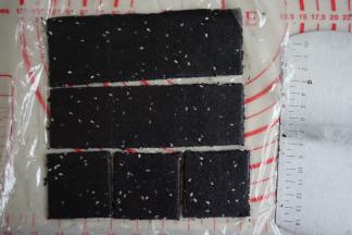 用切面刀将面片切成5*5厘米的方块，你也可以用模具切，或者弄成其他形状。边角料继续揉在一起，擀开。大约可以做20几块饼干