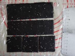 用切面刀将面片切成5*5厘米的方块，你也可以用模具切，或者弄成其他形状。边角料继续揉在一起，擀开。大约可以做20几块饼干