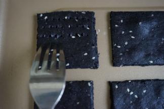 将饼干胚移至不粘烤盘上，用叉子叉出小孔，这样可以防止饼干在烘烤中变形