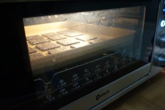 放入已经预热好160度的东菱K40C烤箱中下层，烘烤13-15分钟（实际烘烤温度要根据自家烤箱脾气而定），最后几分钟要留意上色情况，特别是黑颜色的饼干，小心别烤糊了