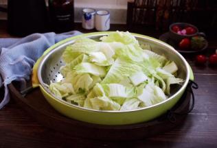 将大白菜掰开，清洗干净，切成块。