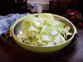 将大白菜掰开，清洗干净，切成块。