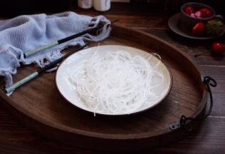 粉丝提前用温水浸泡至发软即可。