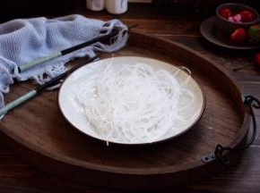 粉丝提前用温水浸泡至发软即可。