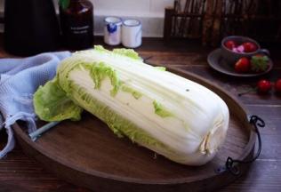 利肠通便，帮助消化 。大白菜中含有大量的粗纤维，可促进肠壁蠕动，帮助消化，防止大便干燥，促进排便，稀释肠道毒素，既能治疗便秘，又有助于营养吸收。 消食健胃，补充营养 。大白菜味美清爽，开胃健脾，含有蛋白质、脂肪、多种维生素及钙、磷、铁等矿物质，常食有助于增强机体免疫功能，对减肥健美也具有意义。