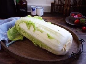 利肠通便，帮助消化 。大白菜中含有大量的粗纤维，可促进肠壁蠕动，帮助消化，防止大便干燥，促进排便，稀释肠道毒素，既能治疗便秘，又有助于营养吸收。 消食健胃，补充营养 。大白菜味美清爽，开胃健脾，含有蛋白质、脂肪、多种维生素及钙、磷、铁等矿物质，常食有助于增强机体免疫功能，对减肥健美也具有意义。