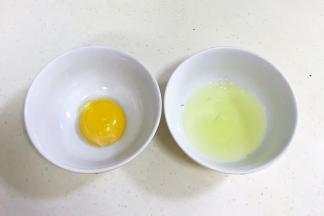 蛋白和蛋黄分离。