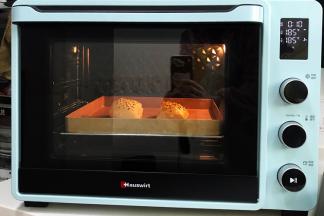 入烤箱中，上下火185度，烘烤约10分钟，待飞饼表面上色即可，烤完的飞饼会鼓起来，层次非常明显。