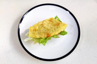 放上生菜和煎蛋，中间都可以挤点番茄酱。