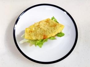 放上生菜和煎蛋，中间都可以挤点番茄酱。