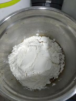 红糖水加入面粉