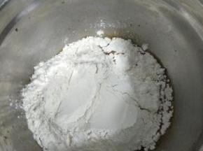 红糖水加入面粉