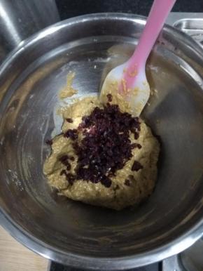 加入蔓越莓拌均匀