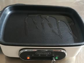 预热煎锅。将少许油倒入锅中。