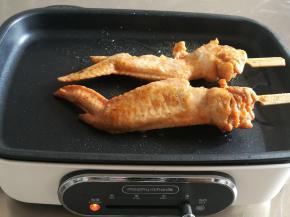 鸡翅放入锅中。