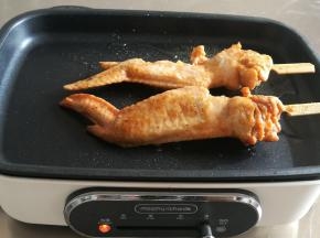 鸡翅放入锅中。