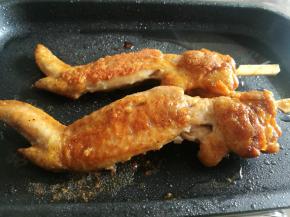 两面煎黄至熟。