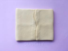 将面片的两头向中间对折，对接处叠在一起  