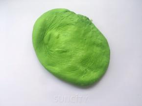 将面团取出，倒在揉面垫上，用手掌轻轻按压排气
