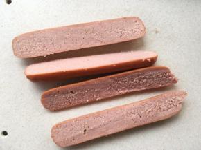 将牛肉肠对切开，分成2半，也可以用整根香肠 