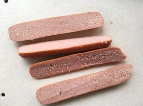 将牛肉肠对切开，分成2半，也可以用整根香肠 